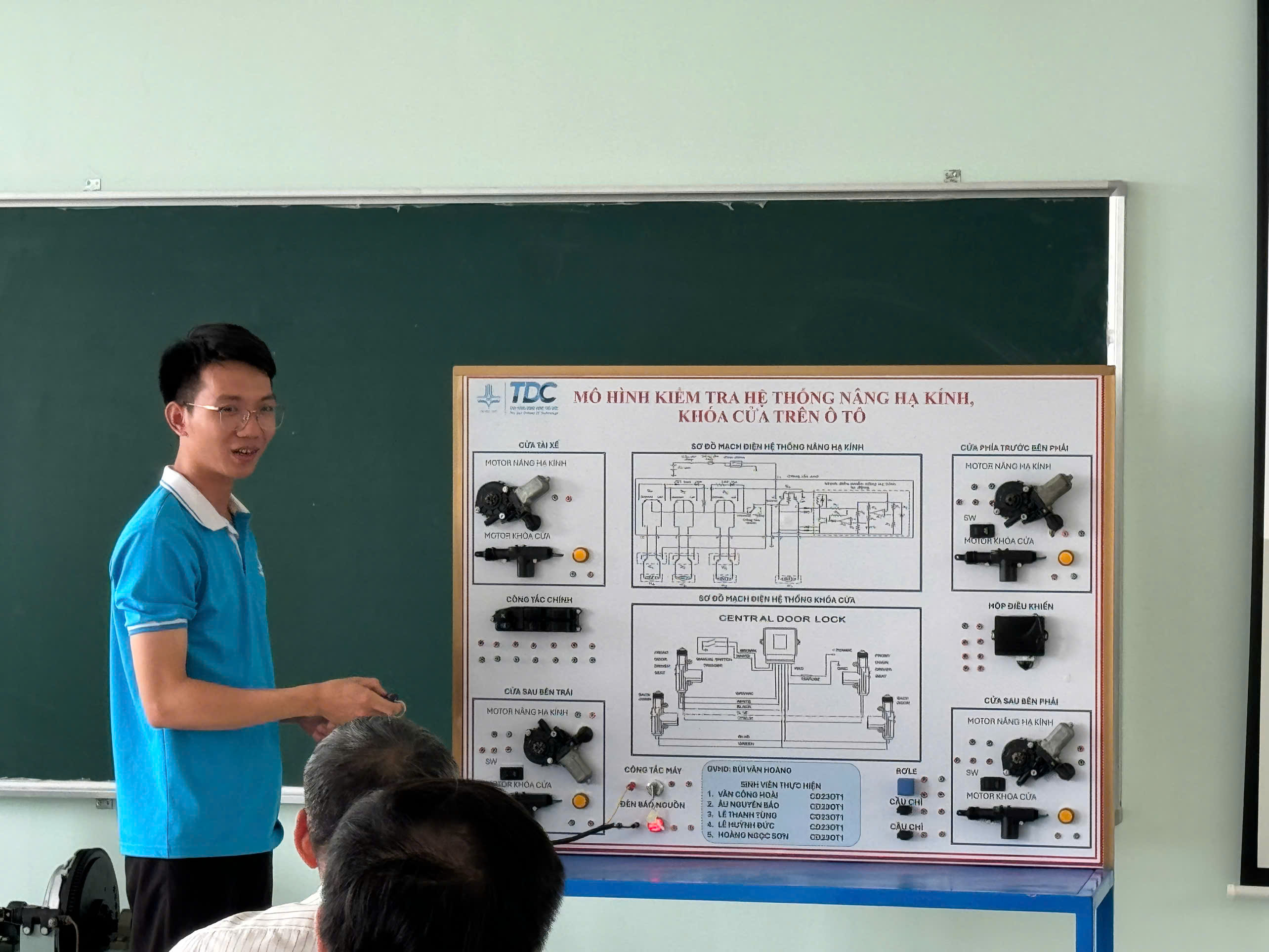 Khoa Động lực tổ chức Hội đồng nghiệm thu đề tài nghiên cứu khoa học sinh viên năm 2025